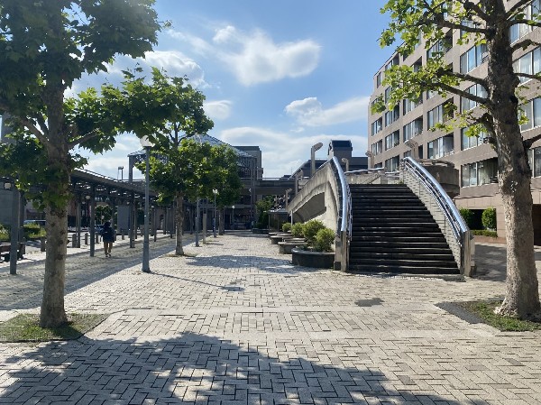 中川駅(あざみ野駅まで1駅約3分、横浜駅まで約22分。 「東京都市大横浜キャンパス前」という副名称があります。)