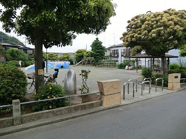 大曽根公園(近隣には、公園もあり、青空の下で駆け回ったり、遊具で遊んだり、思い思いの遊びができます。)