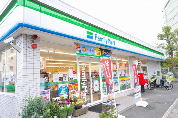 ファミリーマート川崎千年店(時間を問わず、幅広い品物が揃うコンビニ。買物だけではなく、日常生活に関係する最重要施設となりつつある。)