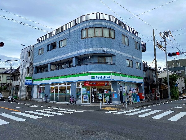 ファミリーマートますや古市場店(コンビニが近いのは何かと助かります。いまや買物だけではなく、行政、銀行、民間サービス等、日常生活に深く関係する最重要施設。)