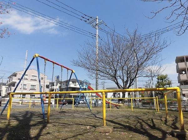 上小田中第5公園(住宅街らしく近隣には公園が複数ありますので、お子様にも嬉しい住環境です。きっと、お気に入りの公園がみつかるはずです。)