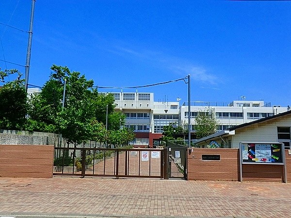 古市場小学校(お子様が一日の中でも長い時間を過ごす小学校。どんどん成長していくお子様の姿が目に浮かびます。　)