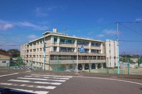 野川中学校( 昭和55年創立で総生徒数約750人、各学年6～7クラスのマンモス中学校。)