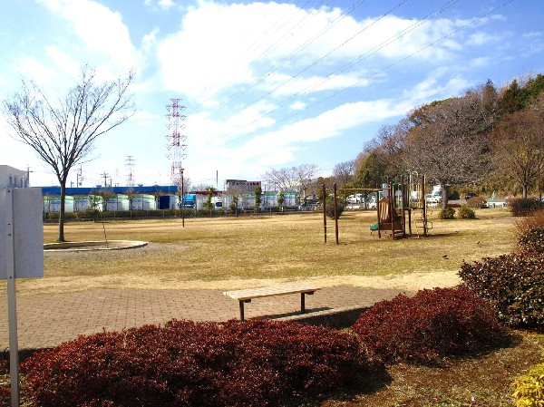 大熊町つつじ公園(近隣には、公園もあり、青空の下で駆け回ったり、遊具で遊んだり、思い思いの遊びができます。子供たちの元気で楽しそうな声が響き渡ります。)