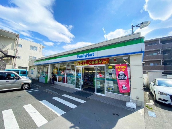 ファミリーマート　上作延店(時間を問わず、幅広い品物が揃うコンビニ。買物だけではなく、日常生活に関係する最重要施設となりつつある。)