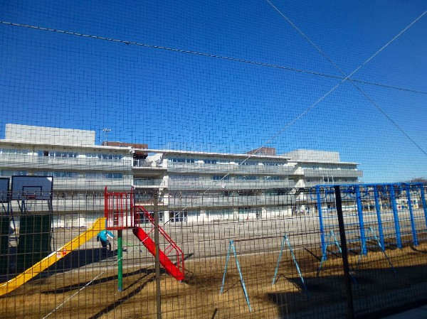 上作延小学校(平成24年に建て替えされた校舎は新しくてキレイです。新鮮な気分で学べる環境があります。)