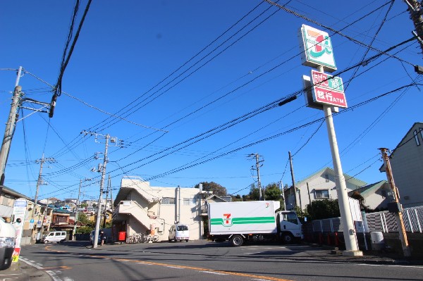 セブンイレブン横浜鉄町北店(今や公共料金の支払いや宅配、チケット関連の予約など、色々な用途があるコンビニは必須ですね！)