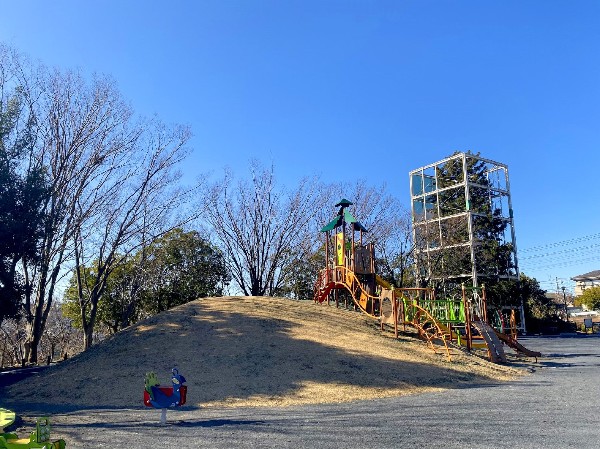 かやのき公園(樹齢600年ともいわれる「かやの木」がシンボルの穴場の公園です。園内には大きな複合遊具があります。)