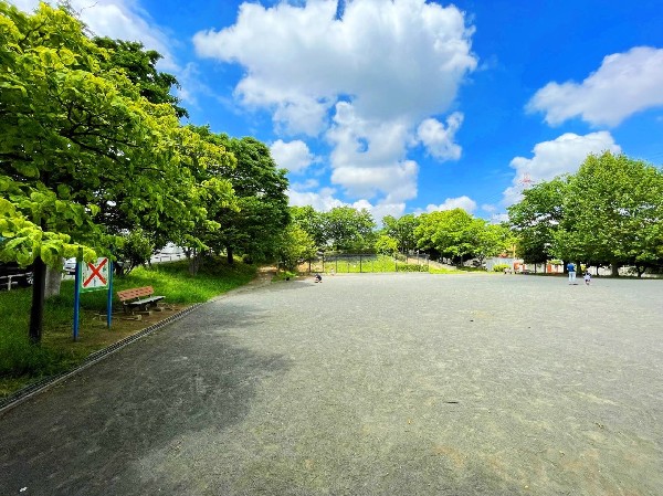 大場富士塚公園(自宅からすぐ近くの場所に広々とした公園があり、お散歩に最適です。)