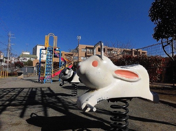 生田6丁目公園(近隣には、公園もあり、青空の下で駆け回ったり、遊具で遊んだり、思い思いの遊びができます。子供たちの元気で楽しそうな声が響き渡ります。)