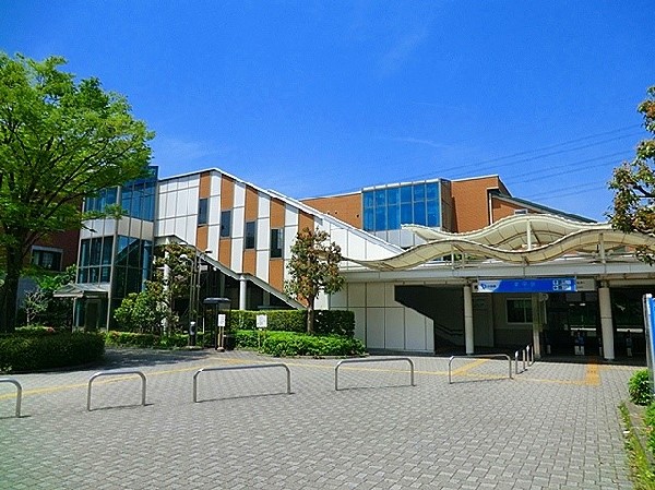 小田急多摩線栗平駅(小田急線急行・快速急行停車駅。北口周辺は、小田急マルシェや、Odakyu OX、コンビニ、飲食店、個人医院、ドラッグストアなどの商業施設が多くある。)