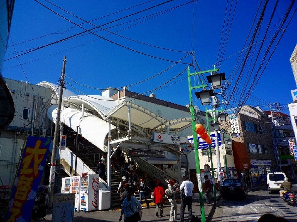 菊名駅(東急東横線の特急、通勤特急、急行停車駅で、JR横浜線と2路線利用可能。新幹線停車駅「新横浜」駅へ1駅2分、という利便性の高い駅。)