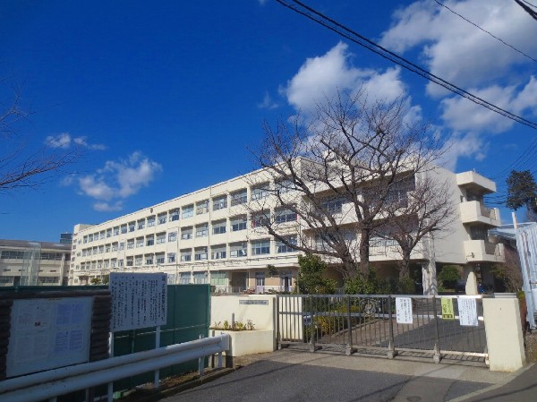 篠原中学校 (緑豊かな高台に位置するため、新横浜駅まですぐそこという立地でありながら閑静で自然いっぱいの中学校です。)