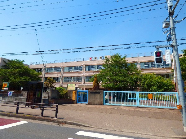 稲城市立稲城第六小学校(学校教育目標「よく聞きよく考えて伝え合う子　仲良く助け合う子　すすんで体を動かす子」)