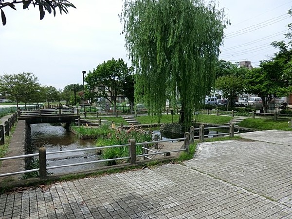 大丸親水公園(公園の季節の移ろいを感じられる立地。休日は四季を感じながら、お子様やペットのお散歩も楽しめます。)