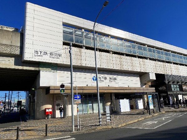 新羽駅(駅周辺地区は、横浜市における都心の一つである「新横浜都心」に指定されている。)