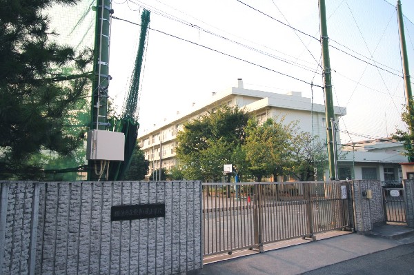 東市ヶ尾小学校(青葉区市ケ尾町にある公立小学校。学生やその周辺ではヒガイチと略される。)