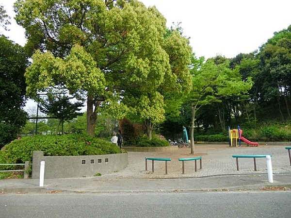 桂台公園(芝生エリアは、家族連れや友人とのピクニックに最適。遊具や運動広場も充実しており、子どもたちが元気いっぱいに遊べます。)