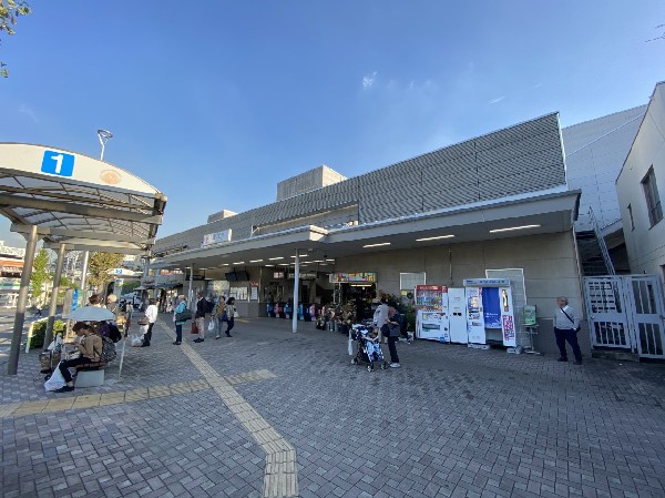 藤が丘駅(駅前の通りにはイチョウ並木が、もえぎ野、柿の木台周辺にはケヤキ並木が設けられている。渋谷までは約30分でアクセス可能です。)