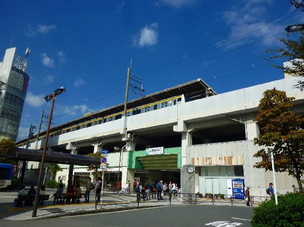 武蔵新城駅( 駅前のスーパーやドラッグストアなどは、会社帰りの買物にもとても便利です。昔ながらの商店街も複数あり、目的に応じてお買い物ができる街です。)