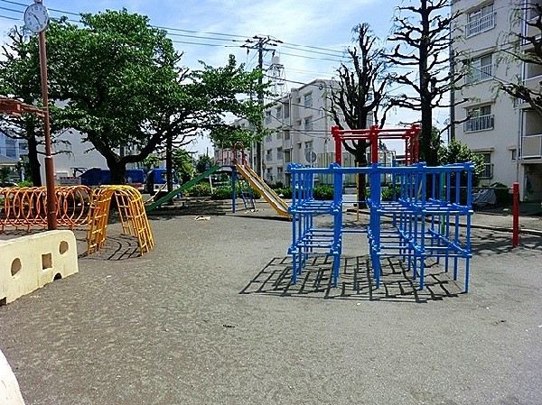 宮内公園(住宅街らしく近隣には公園たくさんあります。その日の気分でどこへ行こうか決める楽しみもあり、きっと、お気に入りの公園がみつかるはずです。)