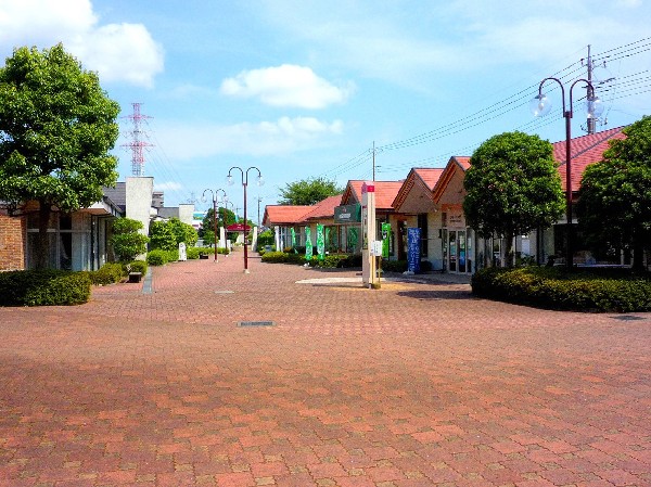 五月台駅前(駅の周辺には住宅が建ち並び、緑地や公園、あちこちに田園も残り緑があふれています。)