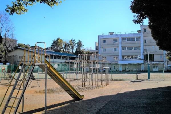 平小学校(創立昭和52年4月。学校教育目標は「元気な子、考える子、やさしい子、がんばる子」)