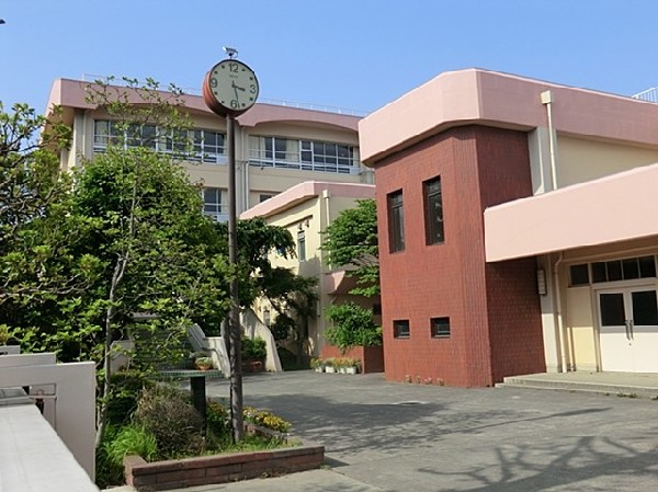 王禅寺中央中学校( 川崎市麻生区の王禅寺中学校と白山中学校が統合されて、平成20年4月に開校した学校です。)