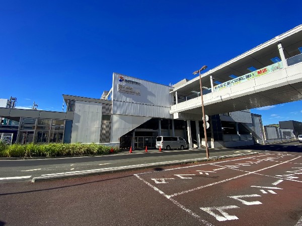 鶴ヶ峰駅(駅直結の商業施設「ココロット鶴ヶ峰」をはじめ、徒歩圏に多彩な生活施設が集積。公共施設も集まり、横浜市における主要な生活拠点に位置付けられています。)