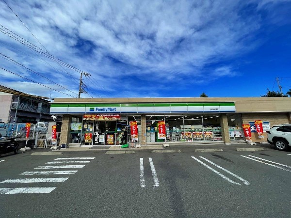 ファミリーマート横浜上白根店(時間を問わず、幅広い品物が揃うコンビニ。いまや買物だけでなく、行政、銀行等、日常生活に深く関係する最重要施設。)