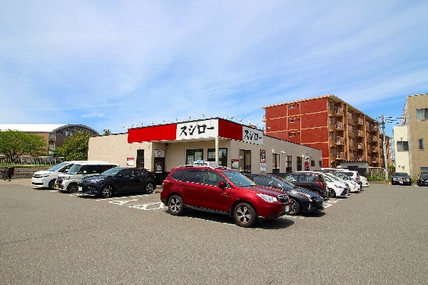 スシロー新横浜店(言わずと知れた回転寿司の王道、スシロー。新横浜店は駅から遠いのですが駐車場が広いのが特徴。)