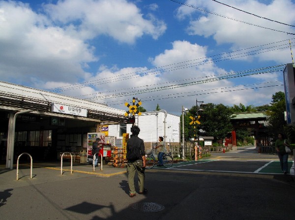 妙蓮寺駅(東横線の中では駅も駅前も控えめな印象の妙蓮寺駅。各駅停車駅ですが、横浜へは10分弱、渋谷へは30分弱でアクセスできます。)