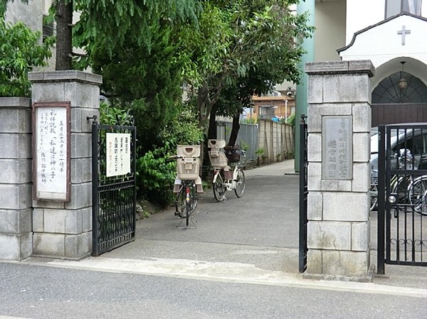 福音幼稚園(園舎・園庭から子供たちの元気な声が聞こえてきます。できることが増えていく、お子様の成長が楽しみです。)