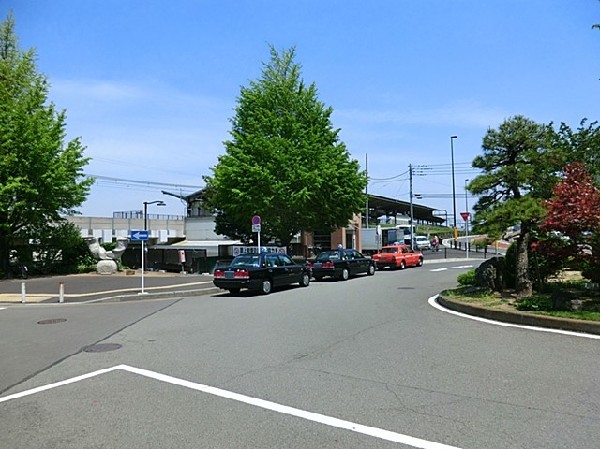 京王よみうりランド駅(周辺は平地が広がり、住宅地や梨畑などが広がる緑溢れる環境です！)