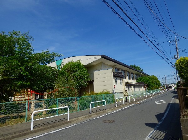 稲城市立稲城第三小学校(お子様が一日の中でも長い時間を過ごす小学校。のびのびと過ごし、広い校庭で元気に駆け回ったり、どんどん成長していく姿が目に浮かびます。)