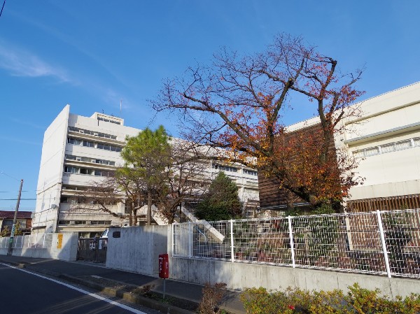 狛江市立狛江第二中学校 (市の東南部にあたり、小田急線の南側一帯が学区域である。学校のまわりには畑も残っており。四季の自然をとどめる恵まれた教育環境にある。)