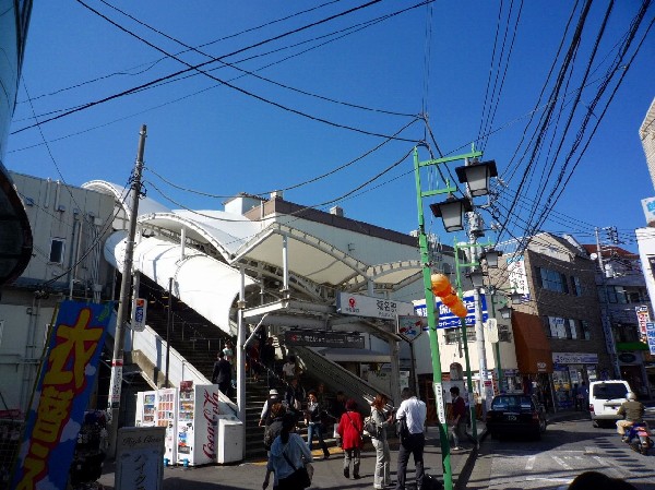 菊名駅(東急東横線の特急、通勤特急、急行停車駅で、JR横浜線と2路線利用可能。)