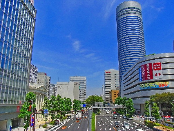 新横浜駅(JR横浜線・ブルーラインが交差する。更には横浜市の新幹線における玄関口の駅。出張や、帰省には大変便利な駅。横浜アリーナ、日産スタジアム等イベントが多い。)