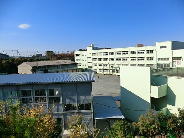 篠原西小学校(お子様が一日の中でも長い時間を過ごす小学校。のびのびと過ごし、広い校庭で元気に駆け回ったり、どんどん成長していく姿が目に浮かびます。)