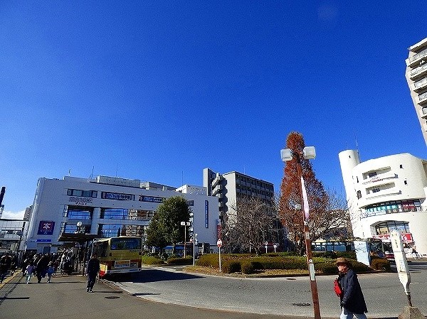 鶴川駅(ロータリー小田急線の複々線化事業が完成し、朝のラッシュが解消されました。鶴川駅は里山の雰囲気も残すエリアが点在しており、ゆったりと暮らすことが出来ます。)