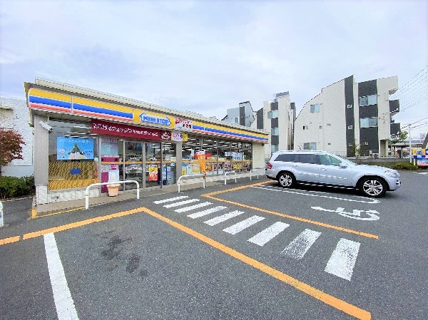 ミニストップ町田小川2丁目店(時間を問わず、幅広い品物が揃うコンビニ。出来立てのソフトクリームやハロハロはミニストップ人気のメニューです。)