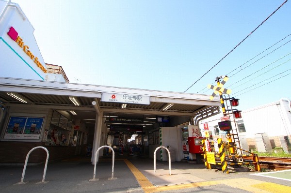 妙蓮寺駅(東横線の中では駅も駅前も控えめな印象の妙蓮寺駅ですが、綱島街道側は商業施設も充実。便利で住みやすい街です。)