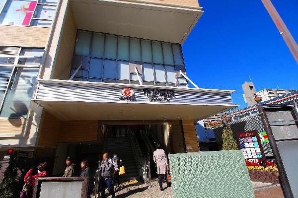 市が尾駅(急行停車駅のあざみ野駅と青葉台駅のちょうど中間にあたる各駅停車駅です。駅に隣接して東急ストアがあり、周辺は銀行が多く集まっているので便利。)