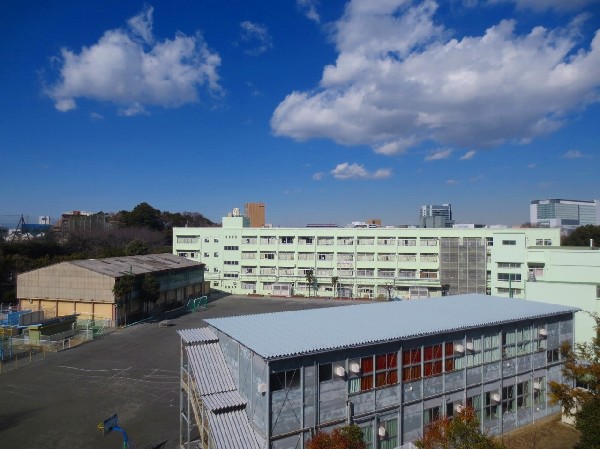 篠原小学校(昭和36年創立、各学年3クラス、総児童数600人の小学校。思いやりの心、感謝の気持ち、挨拶、笑顔が特徴の評判が良い学校。)