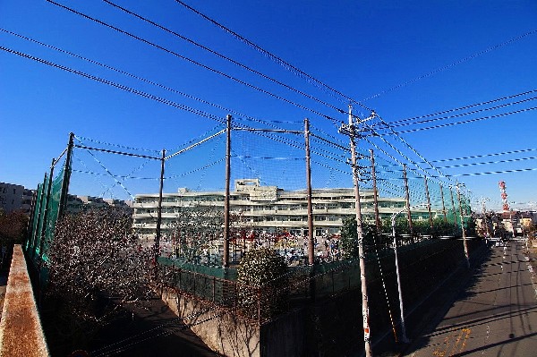 荏田西小学校(荏田西四丁目にある公立小学校。学校教育目標は、「心豊かにかかわり、互いに高め合いながら、学び続ける子に育てます」)