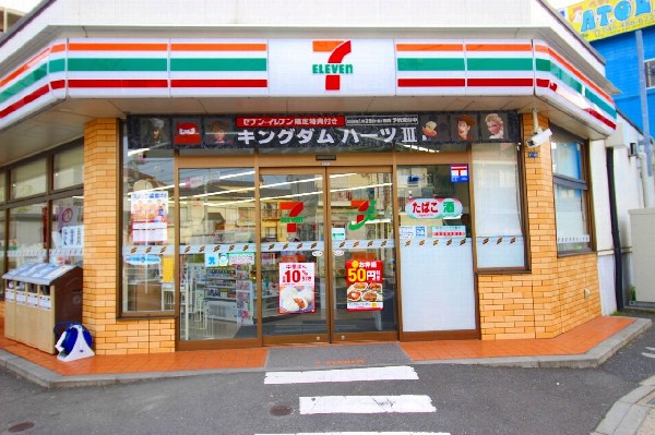 セブンイレブン横浜岸根町店(やはり徒歩圏にコンビニは必要になってくる。定着した銀行をはじめとして、今後も便利な新サービスが増えるはず。)