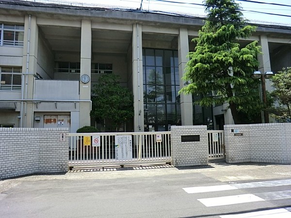 新城小学校(学校教育目標「心も強く　体も強い子」　～健康でたくましい子　よく考えて行動する子　仲良く助け合う子　～)