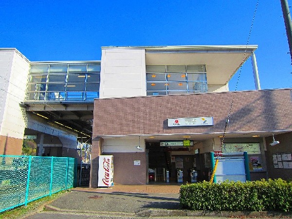 恩田駅(田園都市線の長津田駅から１駅の恩田駅は、一戸建ての住宅地が広がるとても静かな環境です。駅に隣接して東急の長津田車両工場があります。)