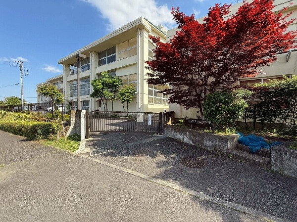 奈良の丘小学校(お子様が一日の中でも長い時間を過ごす小学校。のびのびと過ごし、広い校庭で元気に駆け回ったり、どんどん成長していくお子様の姿が目に浮かびます。)
