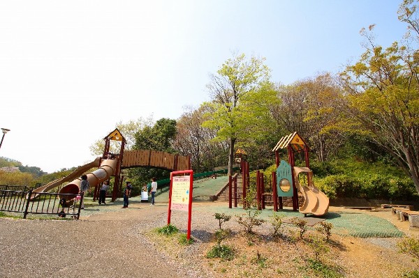 稲城中央公園(稲城市のほぼ中心に位置し、総合グラウンド、稲城市総合体育館、野球場等の運動施設やくじら橋があります。)